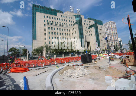 London, UK. 10th Sep, 2015. Major disruption at Vauxhall cross between Vauxhall station and the MI6 building 85 Vauxhall Cross as work continues on London Mayor Boris Johnson's Cycle Superhighway cycle lane project. Credit:  JOHNNY ARMSTEAD/Ģ����ý Live News Stock Photo