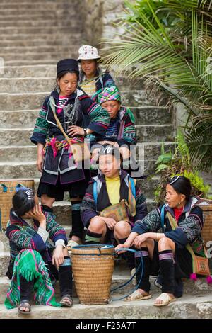 Vietnam, Lao Cai province, Sa Pa town, women from the black Hmongs ethnic group Stock Photo