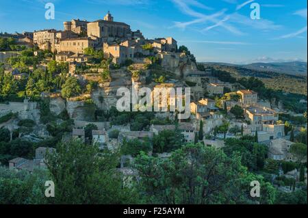 France, Vaucluse, Parc Naturel Regional du Luberon (Natural Regional Park of Luberon), Gordes, labelled Most Beautiful Villages of France, perched on a rocky outcrop at the end of the Vaucluse plateau, dominated by its Renaissance castle and its romanesqu Stock Photo