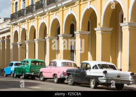 Cuba, Ciudad de la Habana province, La Havana, La Habana Vieja district listed as World Heritage by UNESCO, american car in front of buildings Stock Photo