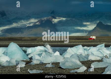 Iceland, South coast, Camping car on the beach near Jokulsarlon, Icebergs in the foreground and Fjallsjokull glacier in the background Stock Photo