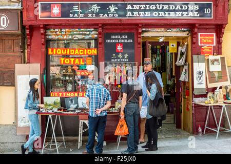 Spain, Madrid, La Latina district the sunday flea market of El Rastro Stock Photo