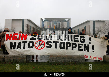 'Nein zum Krieg - Nato stoppen': Russlandversteher protestieren gegen ? vor einem Treffen der dt. Bundeskanzlerin mit dem ukrain Stock Photo