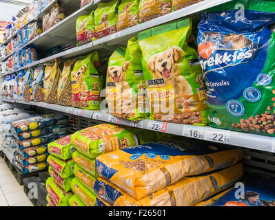 pet dog food supermarket aisle Stock Photo - Alamy