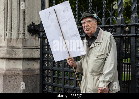 London, UK. 12th Sep, 2015. A single opponent to welcoming refugees, Refugees are welcome here demonstration where thousands turned up, London, Parliament Square, 12/09/2015 Credit:  Katja Heber/Alamy Live News Stock Photo