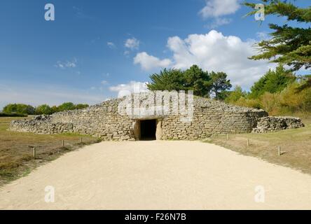 Table des Marchands. Entrance to Neolithic galleried grave tomb dolmen. Dates from 3700BC. Locmariaquer, Brittany, France Stock Photo