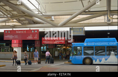 Avis rental car shuttle hi res stock photography and images Alamy