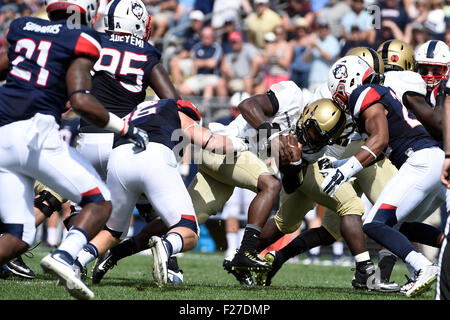 September 12, 2015: Army Black Knights quarterback Ahmad Bradshaw (17) tries running the ball during the NCAA football game between the Army Black Knights and the Connecticut Huskies held at Pratt & Whitney Stadium Stadium at Rentschler Field in East Hartford Connecticut. The Connecticut Huskies defeated the Army Black Knights 22-17. Eric Canha/CSM Stock Photo