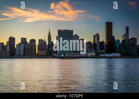 The Manhattan skyline at sunset, seen from Long Island City, Queens, New York. Stock Photo