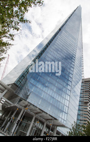 The Shard, also referred to as the Shard of Glass, Shard London Bridge and formerly London Bridge Tower, is an 87-storey skyscra Stock Photo
