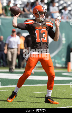 Cleveland Browns quarterback Josh McCown (13) looks to throw over ...