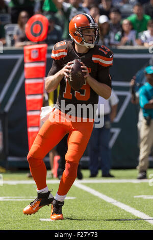 Cleveland Browns quarterback Josh McCown (13) looks to throw over ...