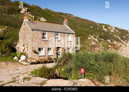 Cottage in Penberth Cove, Cornwall UK Stock Photo