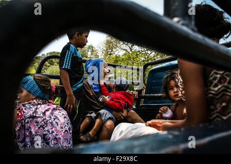 Zulia, Venezuela. 14th Sep, 2015. People wait while attempting to cross the toll bridge of Limon River, in the border state with Colombia of Zulia, Venezuela, on Sept. 14, 2015. Tensions have flared up between Venezuela and Colombia since last month when Venezuelan President Nicolas Maduro ordered to close several major border crossings with Colombia and deported 1,300 Colombians last month in what he said was a crackdown on smuggling and crime. © Boris Vergara/Xinhua/Alamy Live News Stock Photo