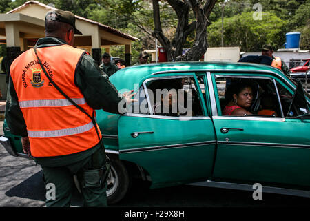 Zulia, Venezuela. 14th Sep, 2015. A Venezuelan soldier checks the vehicle of people who attempt to cross the toll bridge of Limon River, in the border state with Colombia of Zulia, Venezuela, on Sept. 14, 2015. Tensions have flared up between Venezuela and Colombia since last month when Venezuelan President Nicolas Maduro ordered to close several major border crossings with Colombia and deported 1,300 Colombians last month in what he said was a crackdown on smuggling and crime. © Boris Vergara/Xinhua/Alamy Live News Stock Photo