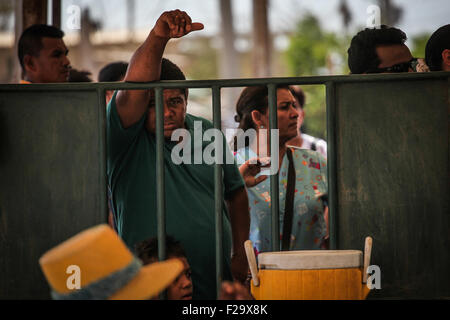 Zulia, Venezuela. 14th Sep, 2015. People wait to cross the border pass of Paraguachon, of Guajira municipalty, in Zulia State, Venezuela, on Sept. 14, 2015. Tensions have flared up between Venezuela and Colombia since last month when Venezuelan President Nicolas Maduro ordered to close several major border crossings with Colombia and deported 1,300 Colombians last month in what he said was a crackdown on smuggling and crime. © Boris Vergara/Xinhua/Alamy Live News Stock Photo