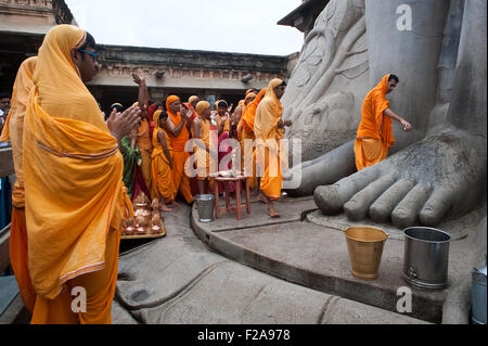 Jaïn pilgrims are worshipping Gomateshwara, one of the main jaïn spiritual leader ( India) Stock Photo