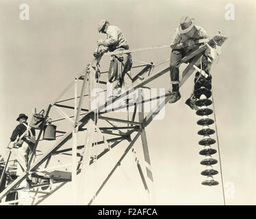 Men working on power lines (OLVI008 OU484 F) Stock Photo