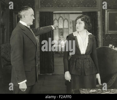 Showing her the door (OLVI008 OU425 F) Stock Photo