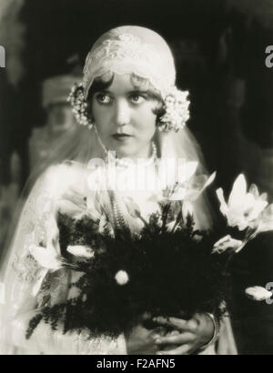 Portrait of old fashioned bride  (OLVI008 OU374 F) Stock Photo