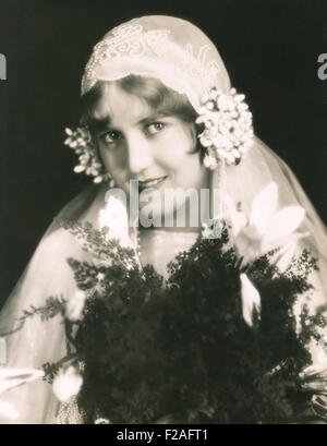 Bride on her wedding day (OLVI008 OU323 F) Stock Photo