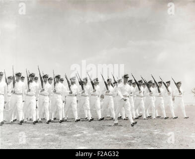 1930s naval officers marching (OLVI008 OU266 F) Stock Photo