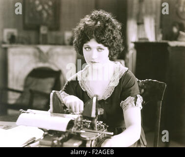 Thoughtful businesswoman with typewriter at desk in office (OLVI008 OU148 F) Stock Photo