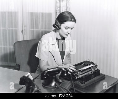 Woman typing a letter (OLVI008 OU061 F) Stock Photo