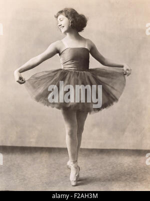 Ballerina en pointe (OLVI008 OU033 F) Stock Photo