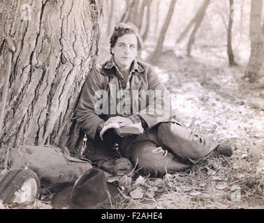 Man reading in the woods (OLVI007 OU976 F) Stock Photo