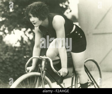Female bike rider (OLVI007 OU936 F) Stock Photo