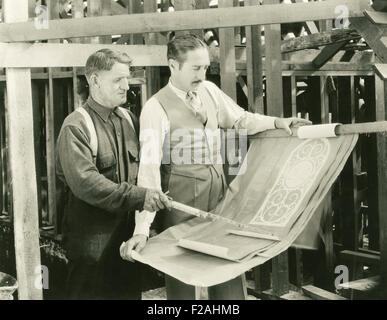 Construction worker going over plans with architect (OLVI007 OU930 F) Stock Photo