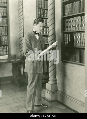 Man reading library book (OLVI007 OU921 F) Stock Photo
