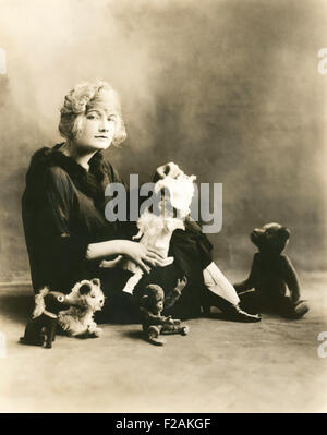 Second childhood (OLVI007 OU655 F) Stock Photo