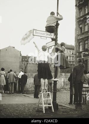 West Berliners in the French sector waved to friends and relatives in East Berlin. At Bernauer Strasse they used small ladders, Stock Photo