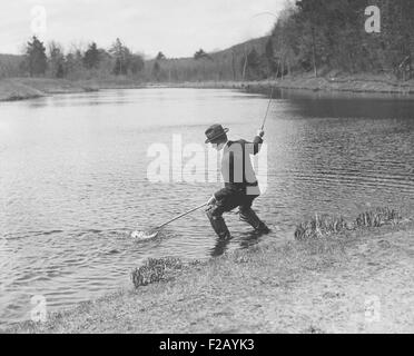 1920s MAN ANGLER FLY FISHING CASTING WITH ROD REEL CREEL AND