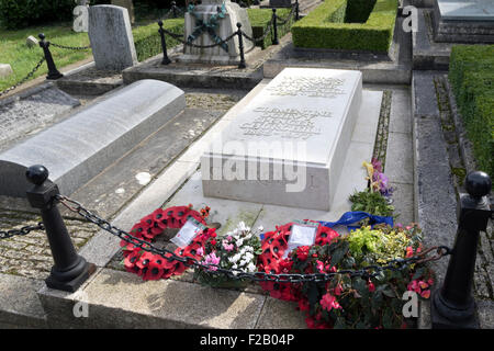 Sir Winston Churchill' s grave in the churchyard of St Martin's Church in Bladon Oxfordshire with memorial wreaths Stock Photo