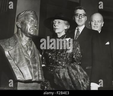 Remembrance as Theodore Roosevelt's bust is unveiled. Alice Roosevelt Longworth, Oscar Straus of the Theodore Roosevelt Association, and Harold Stassen, with the sculpture by Georg John Lober. In was installed in the Hall of Fame for Great Americans in the Gould Library at New York University. 1954. - (BSLOC 2015 1 54) Stock Photo