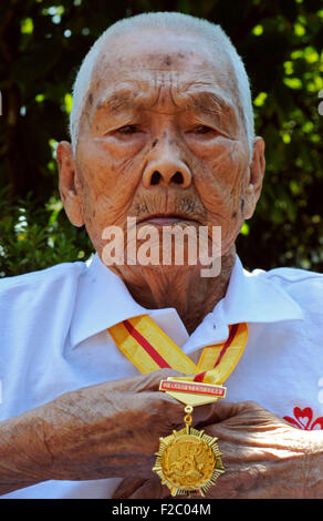 Tiantai, Zhejiang, China. 16th September, 2015. Photo taken on Sept. 11, 2015 shows Jin Honglin, a 98-year-old receiver of the commemorative medal of the 70th anniversary of the victory of the Chinese People's War of Resistance Against Japanese Aggression and a veteran of the Volunteer Corps of Tiantai County, in east China's Zhejiang Province. Jin joined the corps and fought against Japanese invading troops in Zhejiang. He retired after the war as a private and returned home to be a farmer. In the summer of 1939, Japanese invading troops attacked coastal areas of Zhejiang. © Xinhua/Alamy Live Stock Photo