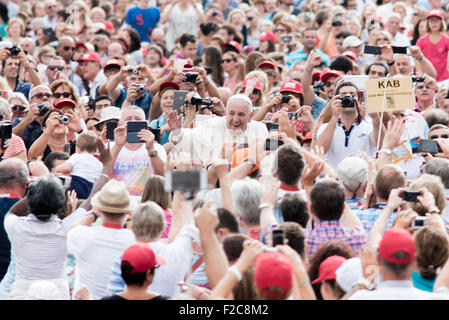 Vatican city. 16th September, 2015. Vatican City : Pope Francis waves to faithful upon his arrival on St Peter's square at the Vatican to lead his weekly general audience on September 16, 2015. Credit:  Massimo Valicchia/Alamy Live News Stock Photo
