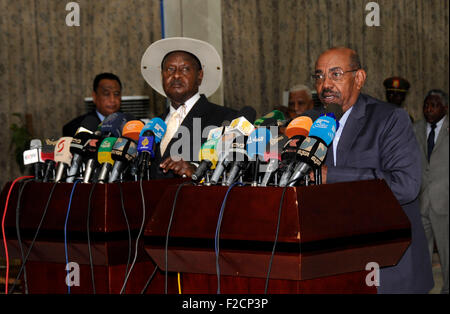 Khartoum, Sudan. 16th Sep, 2015. Sudanese President Omar al-Bashir (R) and his Uganda counterpart Yoweri Museveni attend a joint press conference in Khartoum, capital of Sudan, on Sept. 16, 2015. Sudan and Uganda on Wednesday agreed to open a new page in their bilateral ties and work to overcome all barriers which overshadow the relationship between Khartoum and Kampala. © Hohammed Babiker/Xinhua/Alamy Live News Stock Photo