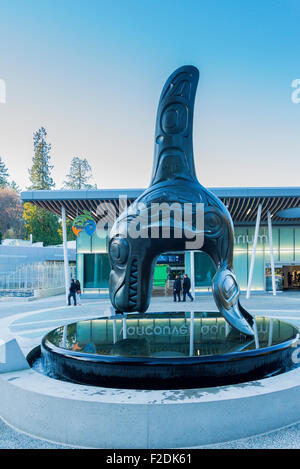 Bill Reid's bronze orca sculpture “Chief of the Undersea World”   outside the Vancouver Aquarium, Stanley Park, Vancouver, Briti Stock Photo