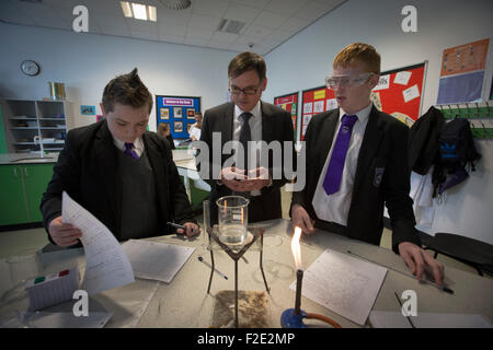 Headteacher Bill Leyland with pupils pictured during a Year 9 science class at Kirkby High School, Merseyside. The school had one of the lowest success rates for GCHE passes in 2014 in England. In 2013 the school changed from local authority to Academy status. Stock Photo