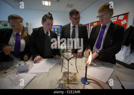 Headteacher Bill Leyland with pupils pictured during a Year 9 science class at Kirkby High School, Merseyside. The school had one of the lowest success rates for GCHE passes in 2014 in England. In 2013 the school changed from local authority to Academy status. Stock Photo