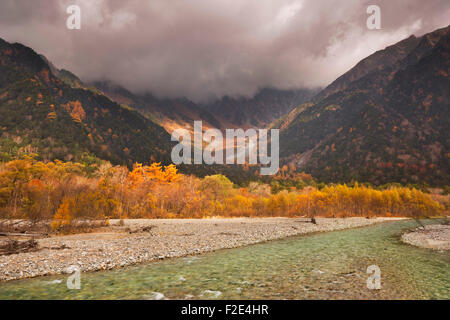 Autumn colours along the Azusa River in Kamikochi National Park (上高地) in Japan. Stock Photo