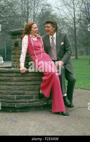 Der deutsche Kammersänger Heinz Hoppe mit Ehefrau Claudia, Deutschland 1980er Jahre. German opera singer Heinz Hoppe with his wife Claudia, Germany 1980s. 24x36Dia244 Stock Photo