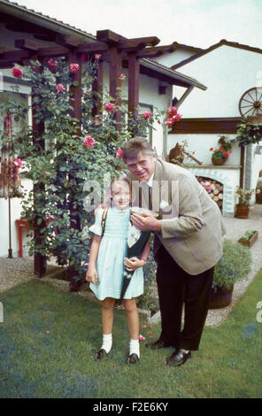 Der deutsche Kammersänger Heinz Hoppe mit Tochter Xenia, Deutschland 1980er Jahre. German opera singer Heinz Hoppe with his daughter Xenia, Germany 1980s. 24x36Dia244 Stock Photo