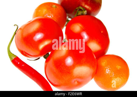 Obst/ gemuese: rote Chillyschote, Tomaten, Mandarinen - Symbolbild Nahrungsmittel. Stock Photo