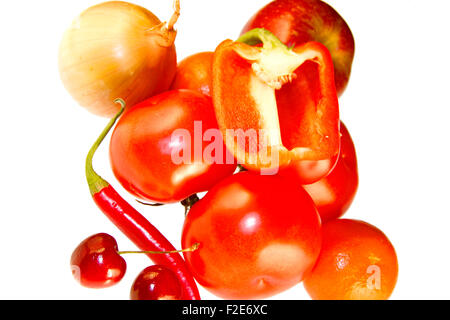 Obst/ Gemuese: Kirschen, rote Chillyschote, Tomaten, Mandarinen, Zwibel, Apfel - Symbolbild Nahrungsmittel. Stock Photo