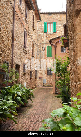 Beautiful street of the small and historic Tuscan village Pienza Stock Photo
